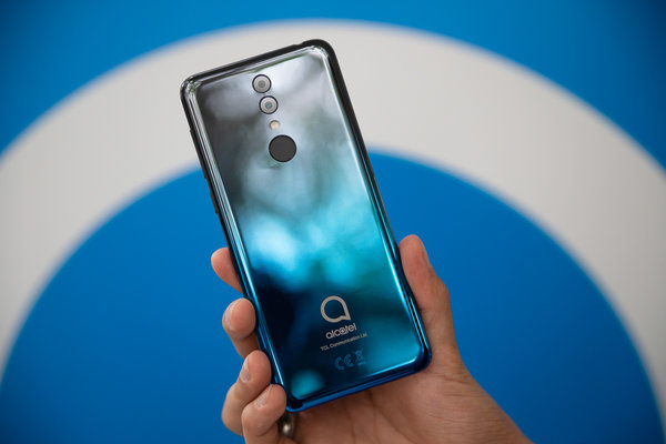 Доступно и красиво: Alcatel презентовал тройку летних смартфонов
