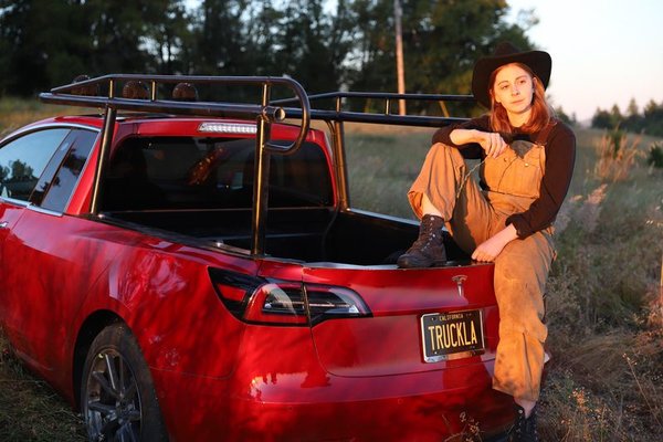 «Королева дурацких роботов» сделала пикап из Tesla Model 3