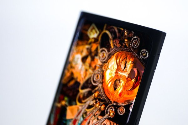 OPPO представила первую в мире невидимую фронтальную камеру