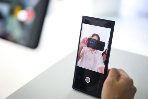 OPPO представила первую в мире невидимую фронтальную камеру