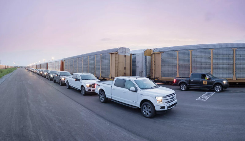 Ford показал, как электрический пикап F-150 тянет фуру весом 450 тонн