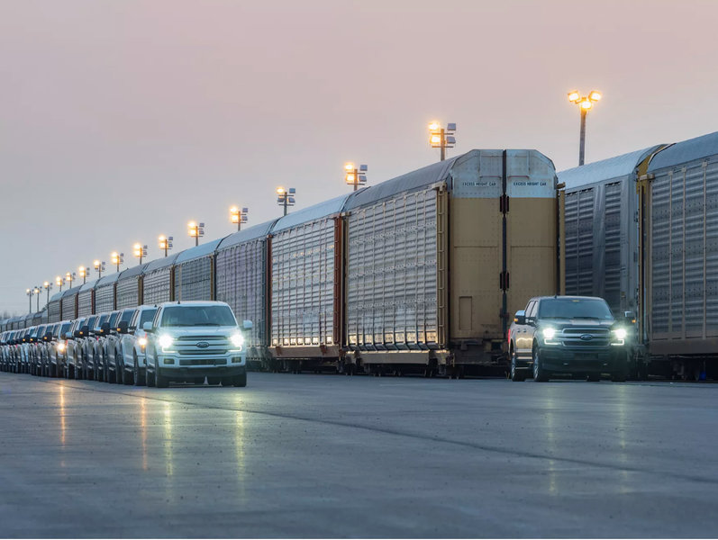 Ford показал, как электрический пикап F-150 тянет фуру весом 450 тонн