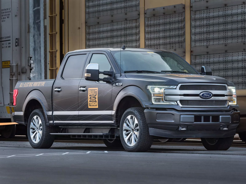 Ford показал, как электрический пикап F-150 тянет фуру весом 450 тонн