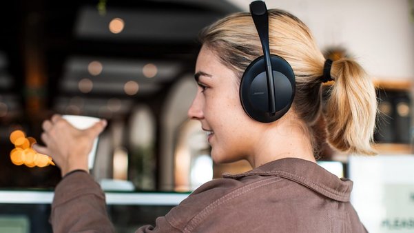 В России стартовали продажи умных наушников Bose Headphones 700