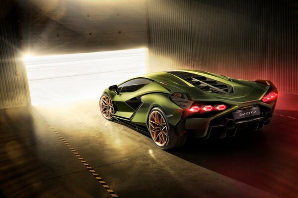 Гибридный Lamborghini Sián стал быстрейшим суперкаром от итальянцев