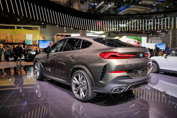 Компания BMW представила новую модель кроссовера X6 M50i