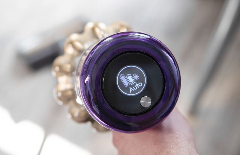 Большая мощность, дисплей и новая насадка: Обзор Dyson V11 Absolute Pro