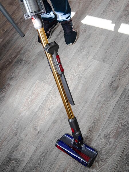 Большая мощность, дисплей и новая насадка: Обзор Dyson V11 Absolute Pro