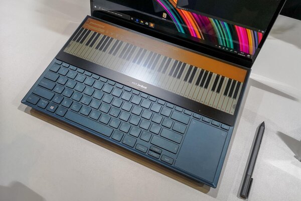 Ноутбуки ASUS с дополнительным дисплеем показали в Москве