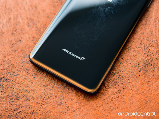 Первый взгляд на OnePlus 7T Pro McLaren Edition: легендарное наследие и ленивое исполнение