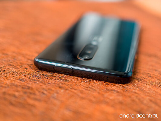 Первый взгляд на OnePlus 7T Pro McLaren Edition: легендарное наследие и ленивое исполнение