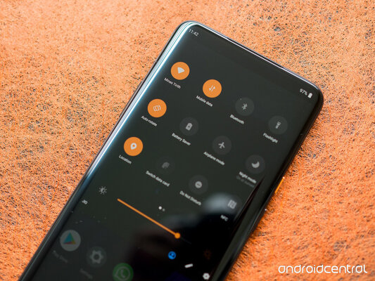 Первый взгляд на OnePlus 7T Pro McLaren Edition: легендарное наследие и ленивое исполнение