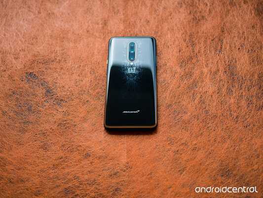 Первый взгляд на OnePlus 7T Pro McLaren Edition: легендарное наследие и ленивое исполнение