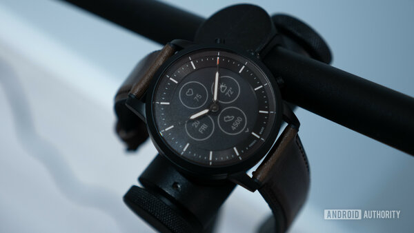 Первый взгляд на Fossil Hybrid HR: гибридные умные часы с чумовой автономностью