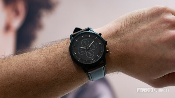 Первый взгляд на Fossil Hybrid HR: гибридные умные часы с чумовой автономностью