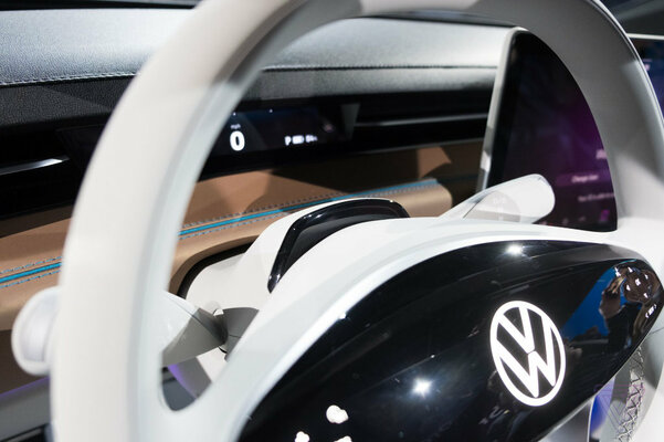 Volkswagen показал футуристичный электроуниверсал, который проедет 500 километров без «заправки»