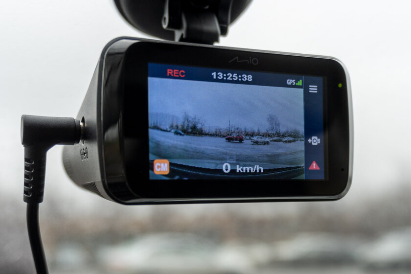 Обзор Mio MiVue i95: следим за обстановкой, экономим на штрафах