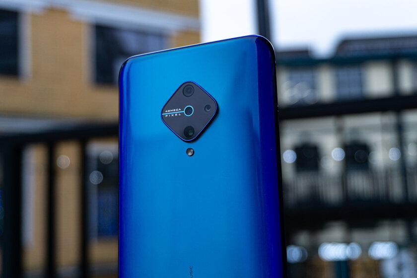 Тест Vivo V17: бунтарь среди смартфонов