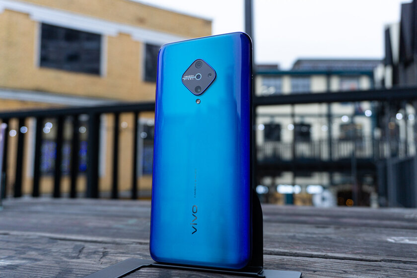 Тест Vivo V17: бунтарь среди смартфонов