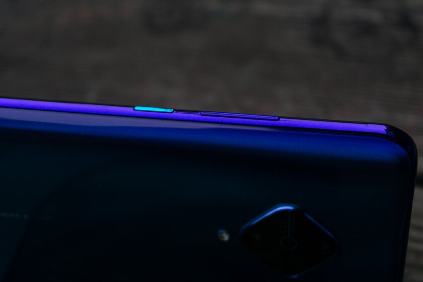 Тест Vivo V17: бунтарь среди смартфонов