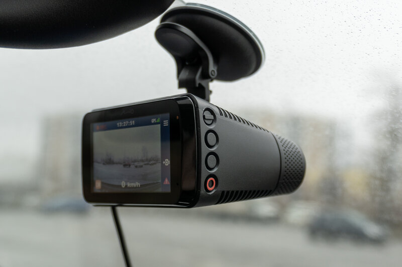 Обзор Mio MiVue i95: следим за обстановкой, экономим на штрафах