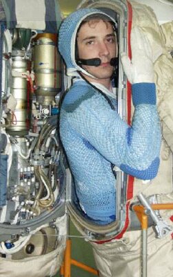 Как устроен космический скафандр: почему он стоит как личный самолёт