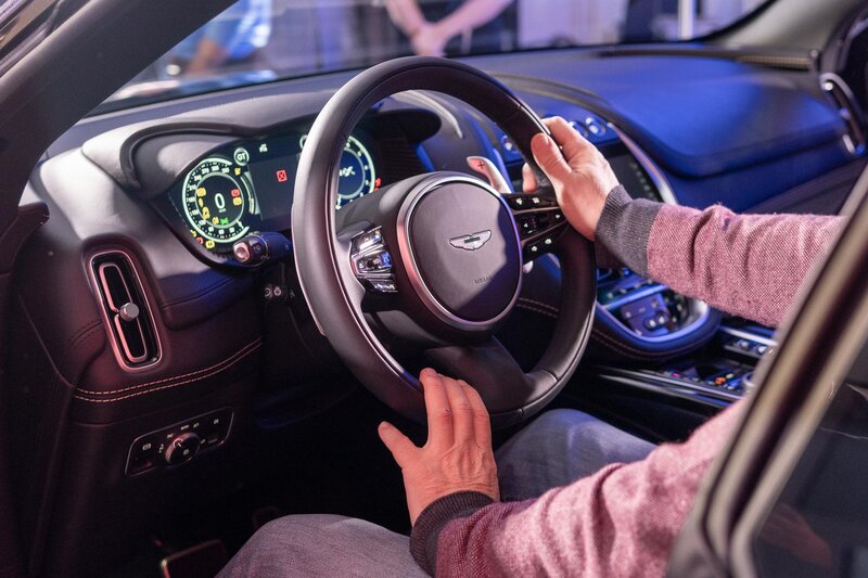 Aston Martin показали свой первый внедорожник