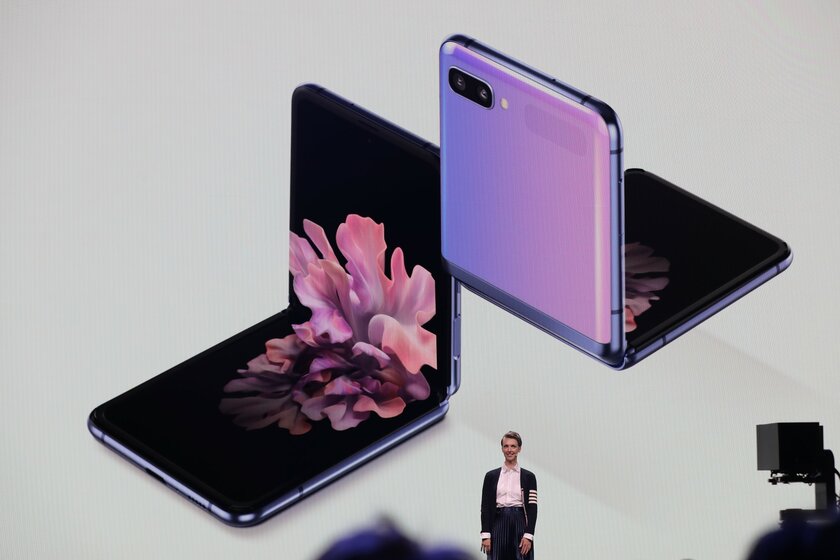Samsung Galaxy Z Flip представлен официально: пудреница за 1380$
