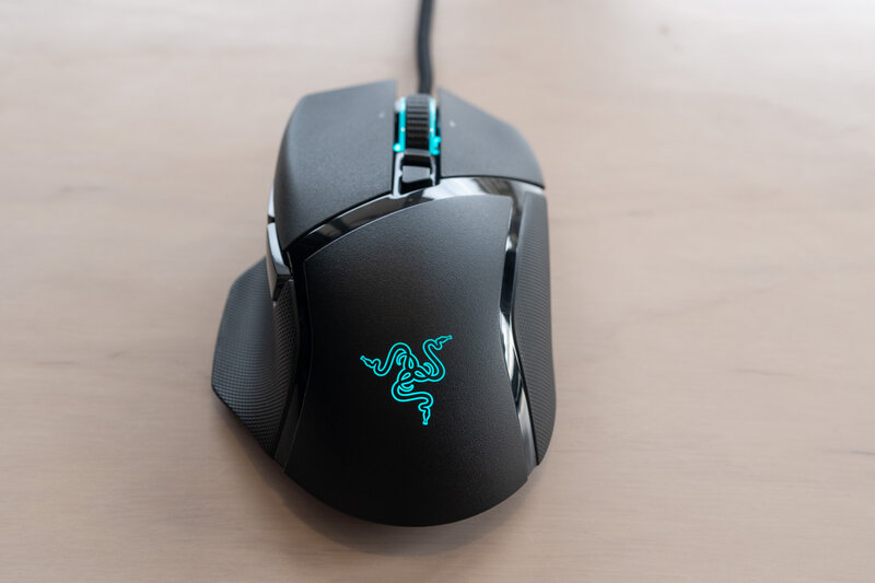 Обзор Razer Basilisk V2: знакомая форма с новым наполнением