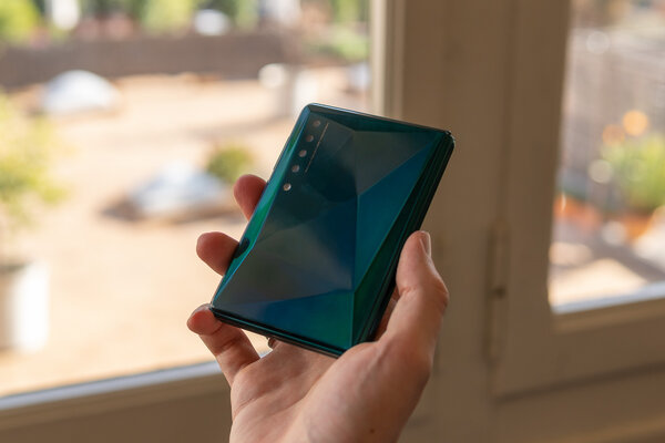 Компания TCL показала виденье гибких смартфонов