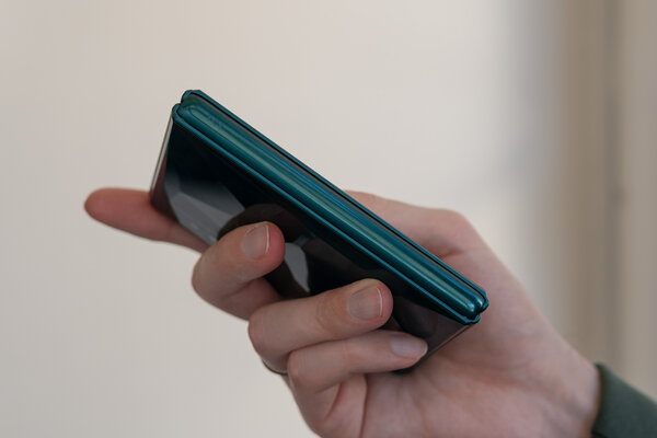 Компания TCL показала виденье гибких смартфонов
