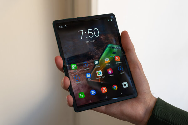 Компания TCL показала виденье гибких смартфонов
