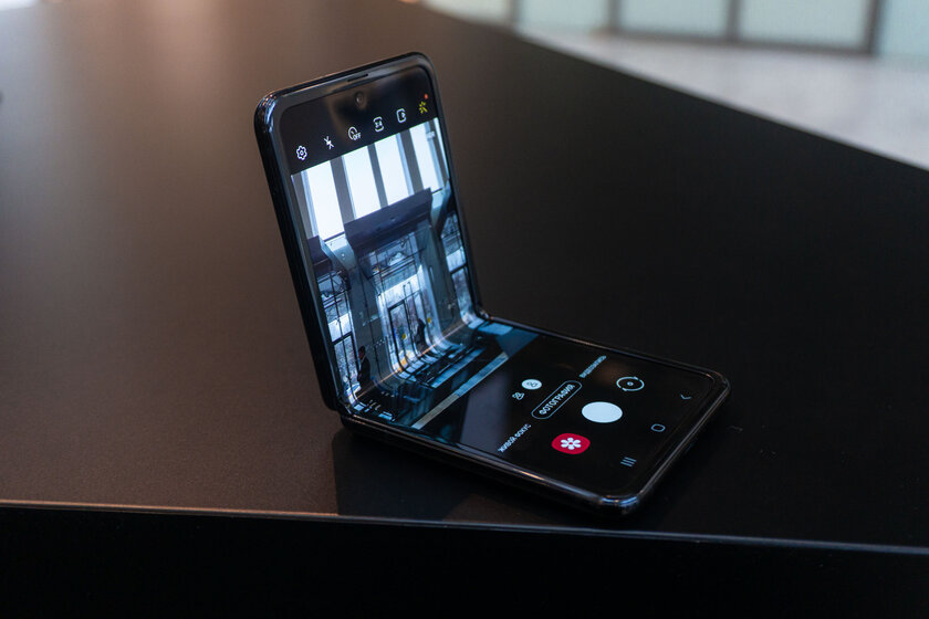 Попробовал Galaxy Z Flip: неподдельные впечатления от раскладушки с гибким экраном