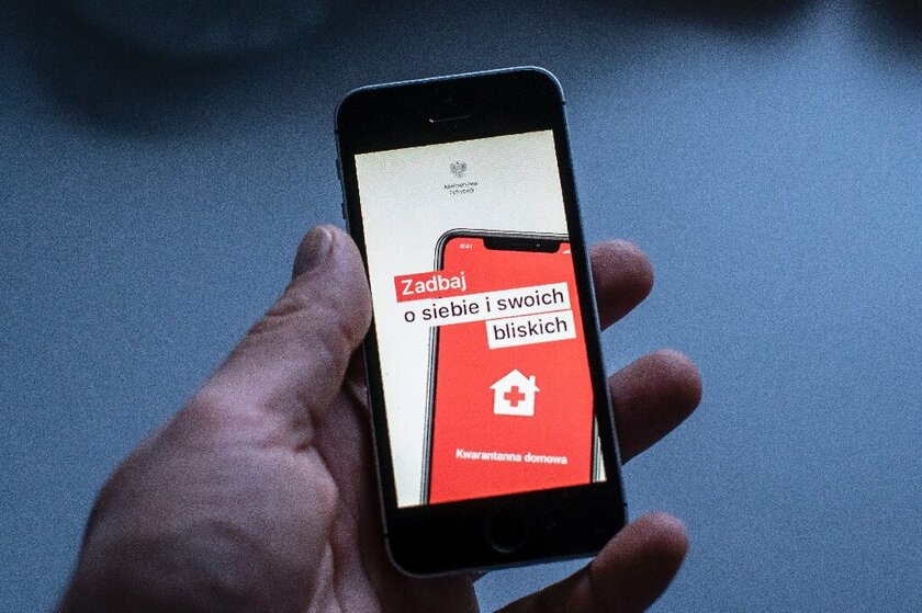 Власти Польши заставляют людей на карантине делать селфи