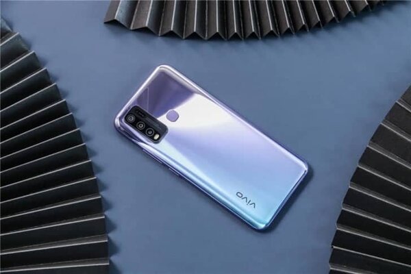 Представлен смартфон Vivo Y50 — середнячок с большой батареей