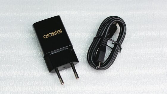 Обзор Alcatel 1s (2020): недорогой смартфон, в котором есть почти все — Внешний вид и комплектация. 12