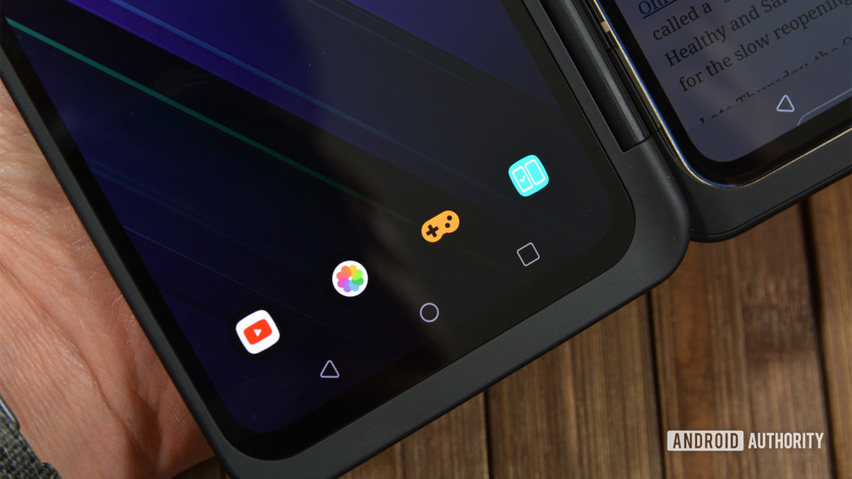 LG выпускает чехол с дополнительным экраном для смартфона. Зачем он нужен