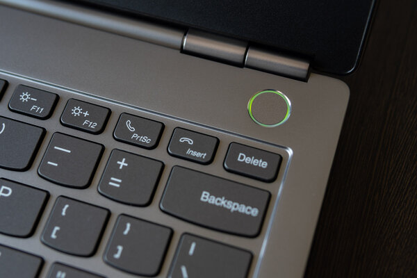 Обзор Lenovo ThinkBook 13s: меж двух огней