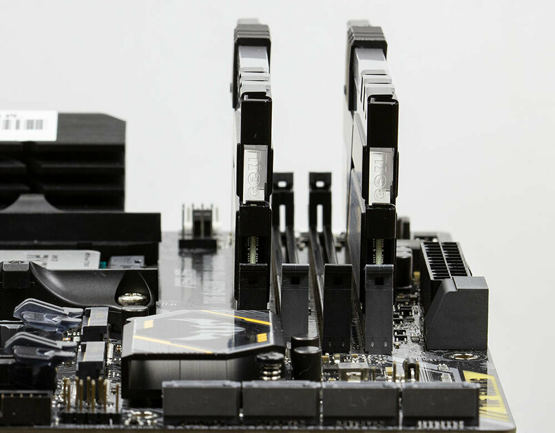Обзор GeIL Evo X II DDR4-3200 16 ГБ. Вес — это надёжность