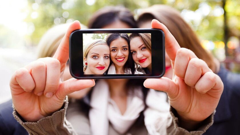 Apple придумала, как делать групповые селфи на расстоянии друг от друга Apple придумала, как делать групповые селфи на расстоянии друг от друга