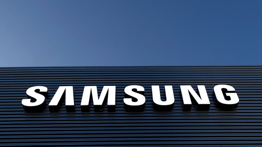 Samsung нарушает правила Google Play, загружая APK в обход магазина