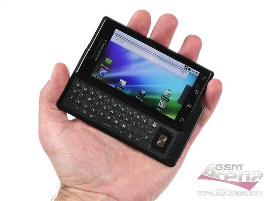 Этот смартфон обошёл iPhone и популяризировал Android. Вспоминаем Motorola Droid