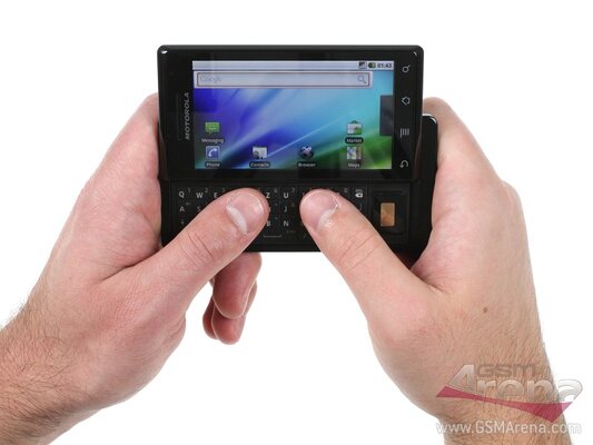 Этот смартфон обошёл iPhone и популяризировал Android. Вспоминаем Motorola Droid