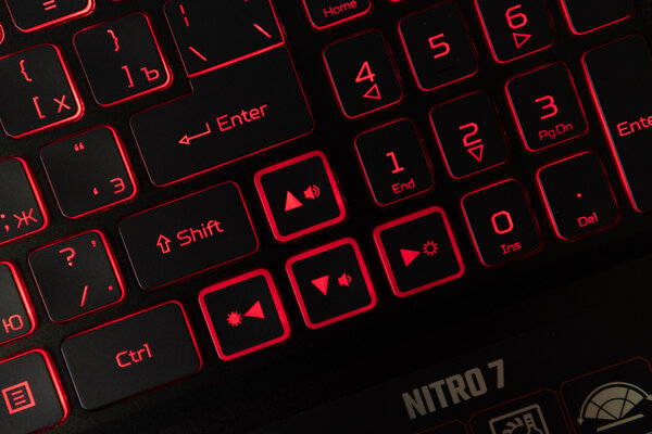 Обзор Acer Nitro 7: серьезный гейминг может быть мобильным