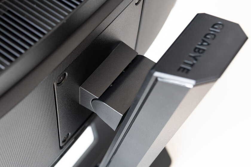 Обзор Gigabyte G32QC: всё дело в матрице