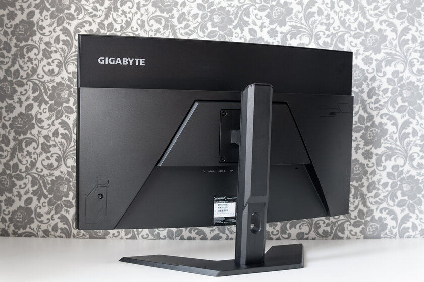 Обзор Gigabyte G32QC: всё дело в матрице