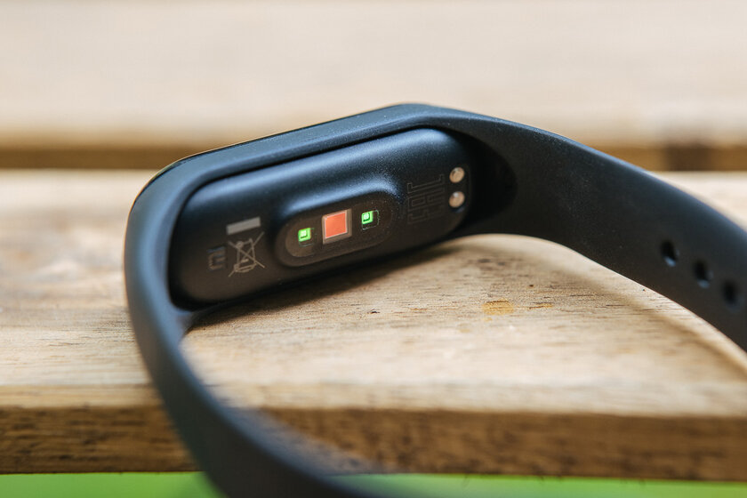 Уверены, что с NFC лучше? Обзор официального Xiaomi Mi Band 4 NFC для России