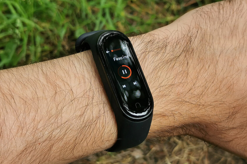 Уверены, что с NFC лучше? Обзор официального Xiaomi Mi Band 4 NFC для России