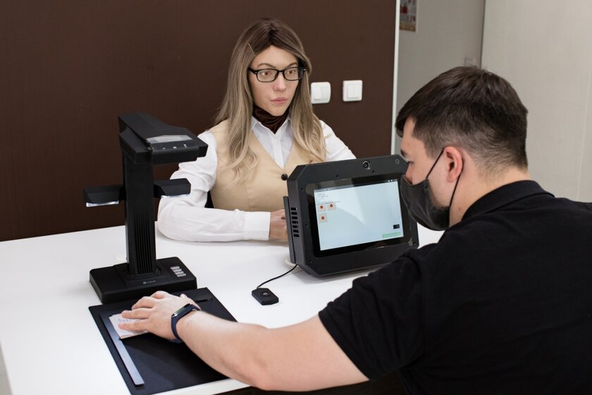 Будущее уже здесь: в пермском МФЦ документы от посетителей принимает человекоподобный робот