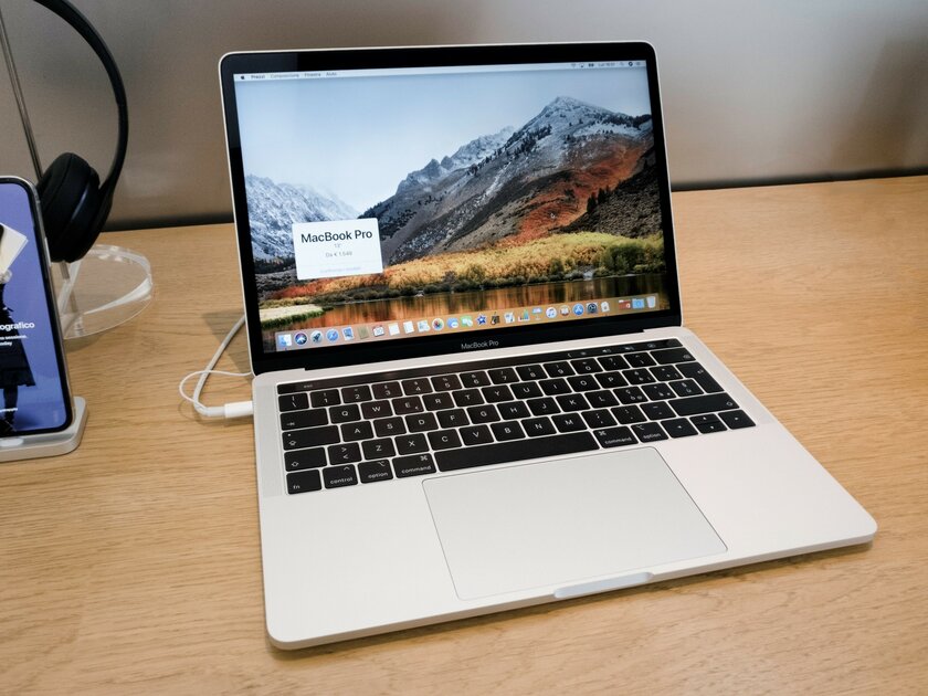 Apple не советует заклеивать веб-камеру MacBook по весьма странной причине